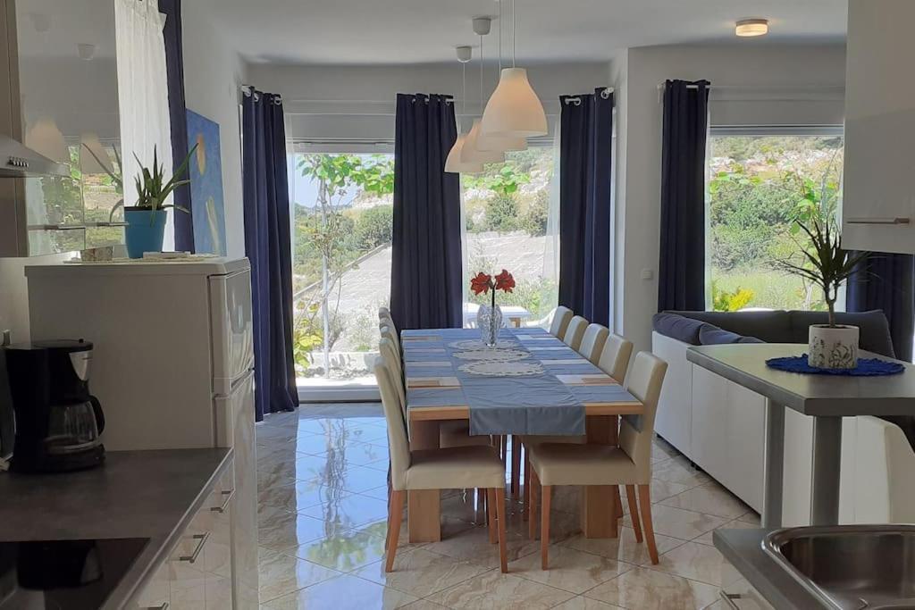 Vis - Luxury Holiday Villa With Swimming Pool Eksteriør billede