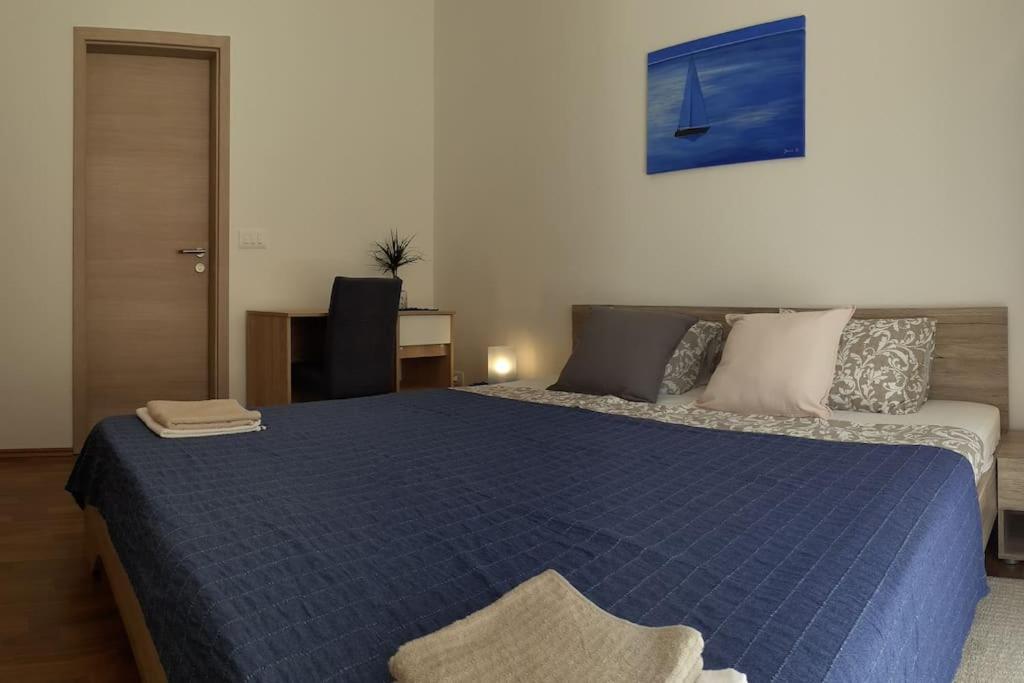 Vis - Luxury Holiday Villa With Swimming Pool Eksteriør billede